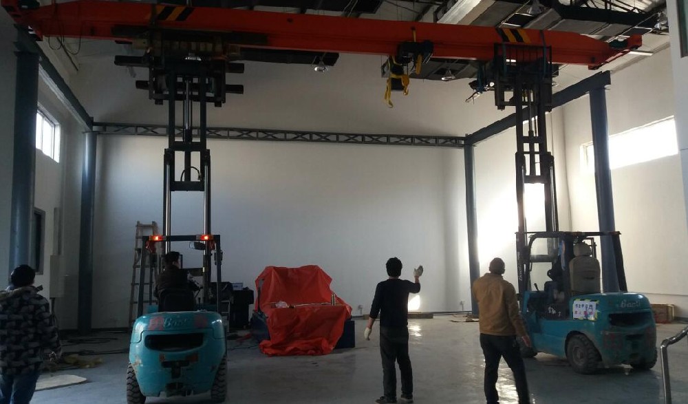 華測(cè)檢測(cè)中心室內(nèi)天車安裝就位